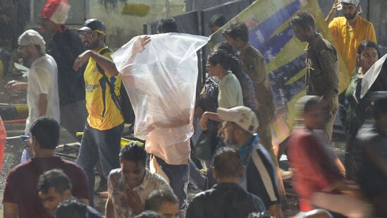 GT vs CSK IPL 2023 : ಗುಜರಾತ್ ಟೈಟಾನ್ಸ್ ಮತ್ತು ಚೆನ್ನೈ ಸೂಪರ್ ಕಿಂಗ್ಸ್ ನಡುವಿನ ಐಪಿಎಲ್ ಫೈನಲ್ ಪಂದ್ಯ ಮಳೆಯಿಂದಾಗಿ ರದ್ದಾಯಿತು. ಹೀಗಾಗಿ ಅಭಿಮಾನಿಗಳು ನಿರಾಶರಾಗಿ ಹಿಂತಿರುಗಿದರು. ಮಳೆಗೆ ತಂಡಗಳು ಸಂಕಷ್ಟಕ್ಕೊಳಗಾಗಿದ್ದು ಒಂದೆಡೆಯಾದರೆ, ಅಭಿಮಾನಿಗಳ ಕಷ್ಟ ಮತ್ತೊಂದು ಕಡೆ.