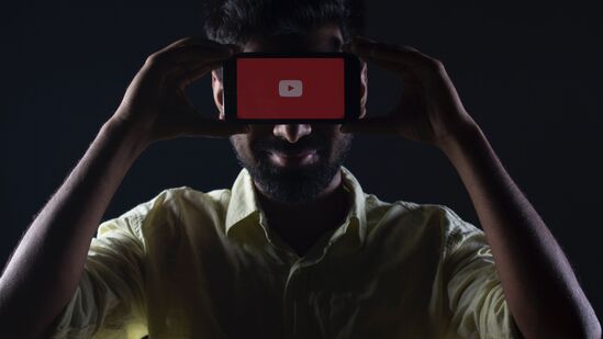 ಚಾನೆಲ್ ಹೆಸರು ಆಗಾಗ ಬದಲಾಯಿಸುತ್ತ ಇರಬೇಡಿ. ಇದೇ ರೀತಿ ಚಾನೆಲ್ ಟಾಪಿಕ್ ಕೂಡ ಬದಲಾಯಿಸಬೇಡಿ. ಆರಂಭದಲ್ಲಿಯೇ ಸ್ಪಷ್ಟ ಗುರಿ ನಿಗದಿಪಡಿಸಿ ಇಂತಹ ಕಂಟೆಂಟ್ ಮಾತ್ರ ಇದರಲ್ಲಿ ಪ್ರಕಟಿಸುತ್ತೇನೆ ಎಂದು ಸ್ಪಷ್ಟವಾಗಿ ನಿರ್ಧರಿಸಿ ಮುಂದುವರೆಯಿರಿ. ಚಾನೆಲ್ ಹೆಸರು ಆಗಾಗ ಬದಲಾಯಿಸುತ್ತ ಇರಬೇಡಿ. ಇದೇ ರೀತಿ ಚಾನೆಲ್ ಟಾಪಿಕ್ ಕೂಡ ಬದಲಾಯಿಸಬೇಡಿ. ಆರಂಭದಲ್ಲಿಯೇ ಸ್ಪಷ್ಟ ಗುರಿ ನಿಗದಿಪಡಿಸಿ ಇಂತಹ ಕಂಟೆಂಟ್ ಮಾತ್ರ ಇದರಲ್ಲಿ ಪ್ರಕಟಿಸುತ್ತೇನೆ ಎಂದು ಸ್ಪಷ್ಟವಾಗಿ ನಿರ್ಧರಿಸಿ ಮುಂದುವರೆಯಿರಿ. 