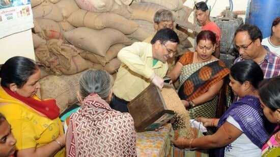 Congress Guarantee: ದಾವಣಗೆರೆಯಲ್ಲಿ ಬಿಪಿಎಲ್‌ ಕಾರ್ಡ್‌ಗಾಗಿ ನೂಕುನುಗ್ಗಲು, ಗೃಹಲಕ್ಷ್ಮಿ, ಅನ್ನಭಾಗ್ಯಕ್ಕಾಗಿ ಹೊಸದಾಗಿ 20 ಸಾವಿರ ಅರ್ಜಿ