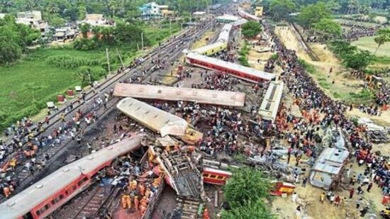 ಒಡಿಶಾದ ಬಾಲಸೋರ್‌ನಲ್ಲಿ ಭೀಕರ ಅಪಘಾತದಲ್ಲಿ ಹಳಿ ತಪ್ಪಿ ಬಿದ್ದಿರುವ ರೈಲು ಬೋಗಿಗಳು (REUTERS)