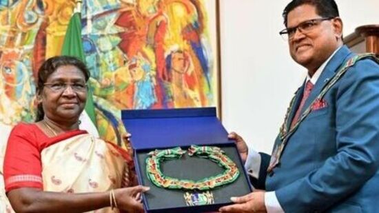 ರಾಷ್ಟ್ರಪತಿ ದ್ರೌಪದಿ ಮುರ್ಮು ಅವರು ಸೂರಿನಾಮ್ ದೇಶದ ಅತ್ಯುನ್ನತ ನಾಗರಿಕ ಪ್ರಶಸ್ತಿ ಪಡೆದಿದ್ದಾರೆ. ರಾಷ್ಟ್ರಪತಿ ದ್ರೌಪದಿ ಮುರ್ಮು ಅವರು ಸೂರಿನಾಮ್ ದೇಶದ ಅತ್ಯುನ್ನತ ನಾಗರಿಕ ಪ್ರಶಸ್ತಿ ಪಡೆದಿದ್ದಾರೆ.