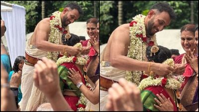 ಟೀಮ್ ಇಂಡಿಯಾ ಮತ್ತು ಕರ್ನಾಟಕ ತಂಡದ ವೇಗದ ಬೌಲರ್​ ಪ್ರಸಿದ್ಧ್ ಕೃಷ್ಣ ವೈವಾಹಿಕ ಜೀವನಕ್ಕೆ ಕಾಲಿಟ್ಟಿದ್ದಾರೆ. ತಮ್ಮ ದೀರ್ಘ ಕಾಲದ ಗೆಳತಿ ರಚನಾ ಕೃಷ್ಣ ಅವರೊಂದಿಗೆ ಸಪ್ತಪದಿ ತುಳಿದಿದ್ದಾರೆ.