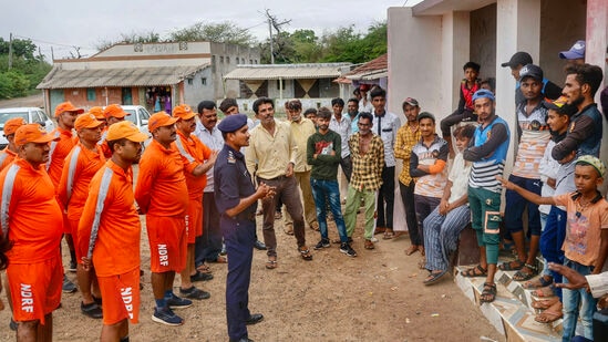 ಇಂದಿನಿಂದಲೇ (ಜೂನ್‌ 13) ಗುಜರಾತ್‌ ಕರಾವಳಿ ಭಾಗದ ಸುಮಾರು 10 ಕಿಲೋಮೀಟರ್ ವ್ಯಾಪ್ತಿಯ ಜನರನ್ನು ಸ್ಥಳಾಂತರಿಸುವ ಗುರಿಯನ್ನು ಸರ್ಕಾರ ಹೊಂದಿದೆ.