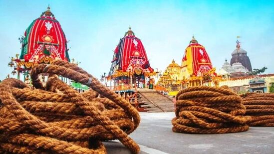 ರಥ ನಿರ್ಮಿಸುವ ನಿಯಮಗಳು: ಜಗನ್ನಾಥನ ರಥವನ್ನು ನಿರ್ಮಿಸಲು ಸರಿಸುಮಾರು ಎರಡು ತಿಂಗಳು ಬೇಕಾಗುತ್ತವೆ. ಇದಕ್ಕಾಗಿ ಕುಶಲಕರ್ಮಿಗಳು ರಥ ನಿರ್ಮಿಸಲು ಬೇಕಾದ ಅಷ್ಟೂ ಅವಧಿಯಲ್ಲಿ ಅಲ್ಲೇ ವಾಸಿಸುತ್ತಾರೆ. ಅಷ್ಟೇ ಅಲ್ಲ, ರಥ ನಿರ್ಮಾಣದ ಆ ಎರಡು ತಿಂಗಳುಗಳವರೆಗೆ ಕೆಲವು ನಿಯಮಗಳನ್ನು ಅವರು ಅನುಸರಿಸಬೇಕು. ರಥದ ನಿರ್ಮಾಣಕ್ಕೆ ಹೊಸ ಮರವನ್ನೇ ಕಡಿದು ಬಳಸಲಾಗುತ್ತದೆ. <p>ರಥ ನಿರ್ಮಿಸುವ ನಿಯಮಗಳು: ಜಗನ್ನಾಥನ ರಥವನ್ನು ನಿರ್ಮಿಸಲು ಸರಿಸುಮಾರು ಎರಡು ತಿಂಗಳು ಬೇಕಾಗುತ್ತವೆ. ಇದಕ್ಕಾಗಿ ಕುಶಲಕರ್ಮಿಗಳು ರಥ ನಿರ್ಮಿಸಲು ಬೇಕಾದ ಅಷ್ಟೂ ಅವಧಿಯಲ್ಲಿ ಅಲ್ಲೇ ವಾಸಿಸುತ್ತಾರೆ. ಅಷ್ಟೇ ಅಲ್ಲ, ರಥ ನಿರ್ಮಾಣದ ಆ ಎರಡು ತಿಂಗಳುಗಳವರೆಗೆ ಕೆಲವು ನಿಯಮಗಳನ್ನು ಅವರು ಅನುಸರಿಸಬೇಕು. ರಥದ ನಿರ್ಮಾಣಕ್ಕೆ ಹೊಸ ಮರವನ್ನೇ ಕಡಿದು ಬಳಸಲಾಗುತ್ತದೆ.</p>