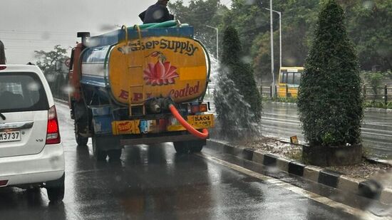 ಮಳೆಗಾಲದಲ್ಲಿ ಬೆಂಗಳೂರಿನ ಚಿತ್ರಣ ಹೇಗಿರುತ್ತದೆ ಎಂಬ ಕುತೂಹಲವೇ? ಟ್ವಿಟರ್‌ನಲ್ಲಿ ಬೆಂಗಳೂರಿನಲ್ಲಿ ಮಳೆ ಇಂದು ಎಂದು ಹುಡುಕಾಡಿದಾಗ ರೋಹನ್‌ ಕಾಮತ್‌ (@Rohan_Disco) ಶೇರ್‌ ಮಾಡಿದ ಫೋಟೋ ಗಮನಸೆಳೆಯಿತು. ಮಳೆಗಾಲದಲ್ಲೂ ಸಸಿಗಳಿಗೆ ನೀರುಣಿಸುತ್ತಿರುವ ಬಿಬಿಎಂಪಿ ಗುತ್ತಿಗೆ ಟ್ಯಾಂಕರ್‌ನ ಫೋಟೋವನ್ನು ಅವರು ಶೇರ್‌ ಮಾಡಿದ್ದರು. ಈ ವಿಚಾರವಾಗಿ ಅವರು ಬಿಬಿಎಂಪಿ ಕಮಿಷನರ್‌ ಗಮನಸೆಳೆದಿದ್ದಾರೆ.