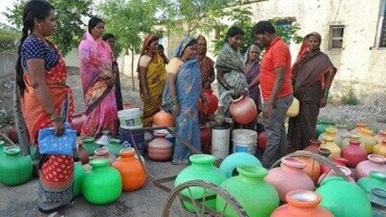 ಕುಸಿಯುತ್ತಿರುವ ಅಂತರ್ಜಲ ಮಟ್ಟ; ವಿಜಯಪುರ ಜಿಲ್ಲೆಯಲ್ಲಿ ಹನಿ ನೀರಿಗಾಗಿ ದಿನವಿಡಿ ಕಾಯುವ ಸ್ಥಿತಿ