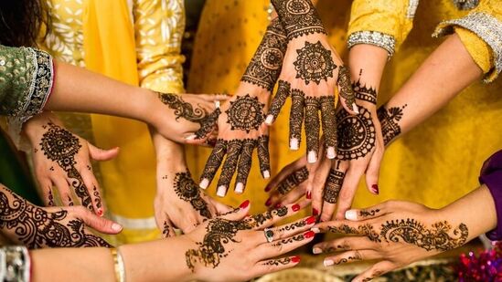 ಈದ್‌-ಉಲ್‌-ಅದ್ಹಾ ಅಥವಾ ಬಕ್ರೀದ್‌ ಮುಸ್ಲಿಮರ ಪವಿತ್ರ ಹಬ್ಬಗಳಲ್ಲಿ ಒಂದು. ಪ್ರತಿವರ್ಷವು ಈ ಹಬ್ಬವನ್ನು ಸಂಭ್ರಮ, ಸಡಗರದಿಂದ ಆಚರಿಸಲಾಗುತ್ತದೆ. ಜಗತ್ತಿನಾದ್ಯಂತ ಮುಸ್ಲಿಮರು ಈ ಹಬ್ಬವನ್ನು ಭಕ್ತಿ, ಭಾವದಿಂದ ಆಚರಿಸುತ್ತಾರೆ. ಬಗೆ ಬಗೆಯ ಖಾದ್ಯಗಳನ್ನು ತಯಾರಿಸಿ ಸವಿಯುವುದು ಈ ಹಬ್ಬದ ವಾಡಿಕೆ. ಹೊಸ ಬಟ್ಟೆ ಹಾಗೂ ಮೆಹಂದಿ ವಿನ್ಯಾಸದ ರಂಗು ಕೂಡ ಹಬ್ಬದ ಭಾಗಗಳಲ್ಲೊಂದು. ಈ ವರ್ಷ ಬಕ್ರೀದ್‌ಗೆ ನೀವು ಯಾವ ರೀತಿ ಮೆಹಂದಿ ಡಿಸೈನ್‌ ಹಾಕಿಕೊಳ್ಳುವುದು ಎಂದು ಚಿಂತಿಸುತ್ತಿದ್ದರೆ ಇಲ್ಲಿ ನೋಡಿ. ಸರಳ, ಸಂಕೀರ್ಣ ವಿನ್ಯಾಸದಿಂದ ಸುಂದರ, ಆಕರ್ಷಕ ವಿನ್ಯಾಸದ ಮೆಹಂದಿ ಡಿಸೈನ್‌ಗಳು ಇಲ್ಲಿವೆ.&nbsp;