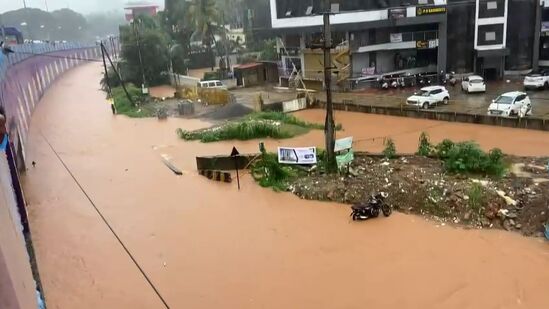 ಪಂಪ್‌ವೆಲ್‌ ಫ್ಲೈಓವರ್‌ ಪಕ್ಕದ ಸರ್ವೀಸ್‌ ರಸ್ತೆ ಮುಳುಗಡೆ ಆಗಿರುವುದು