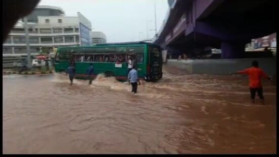 ಜಲಾವೃತವಾದ ಪಂಪ್‌ವೆಲ್‌ ಫ್ಲೈಓವರ್‌ ಅಂಡರ್‌ ಪಾಸ್‌ನಲ್ಲಿ ಸಂಚರಿಸಿದ ಖಾಸಗಿ ಬಸ್