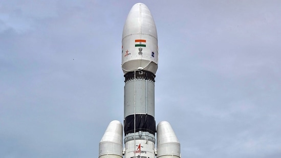 ಚಂದ್ರಯಾನ-3 ಅನ್ನು ಹೊತ್ತಿರುವ ISRO ದ LVM3 ಅನ್ನು ಅದರ ಉಡಾವಣೆಗೆ ಮುಂಚಿತವಾಗಿ ಉಡಾವಣಾ ಪ್ಯಾಡ್‌ಗೆ ಸರಿಸಲಾಗಿದೆ. 