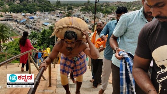 ಅಸಾಧ್ಯವಾದುದನ್ನು ಸಾಧ್ಯವಾಗಿಸಿ 125 ಕೆಜಿ ತೂಕದ ಜೋಳದ ಮೂಟೆ ಹೊತ್ತು ಬೆಟ್ಟ ಹತ್ತಿದ ಹನುಮಂತನಿಗೆ ಗೊಮ್ಮಟೇಶ್ವರ ಸಮಿತಿಯಿಂದ ಸನ್ಮಾನಿಸಿ ಅಭಿನಂದನೆ ಸಲ್ಲಿಸಲಾಯಿತು.