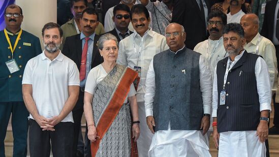 Bengaluru, July 18 (ANI): Congress Parliamentary Party (CPP) Chairperson Sonia Gandhi, Congress President Mallikarjun Kharge and party leader Rahul Gandhi pose for a picture with Karnataka Deputy Chief Minister DK Shivakumar as they arrive to attend the second day of the joint Opposition meeting, in Bengaluru on Tuesday. Jharkhand CM Hemant Soren and Congress General Secretary in-charge (Organisation) KC Venugopal are also seen. (ANI Photo/Shrikant Singh)