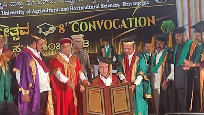 ಶಿವಮೊಗ್ಗ ಜಿಲ್ಲೆಯ ಕೆಳದಿ ಶಿವಪ್ಪನಾಯಕ ಕೃಷಿ ಮತ್ತು ತೋಟಗಾರಿಕಾ ವಿಜ್ಞಾನಗಳ ವಿಶ್ವವಿದ್ಯಾಲಯದ 8ನೇ ಘಟಿಕೋತ್ಸವದಲ್ಲಿ ಮಾಜಿ ಸಿಎಂ ಬಿ ಎಸ್ ಯಡಿಯೂರಪ್ಪ ಅವರಿಗೆ ಗೌರವ ಡಾಕ್ಟರೇಟ್ ಪ್ರದಾನ ಮಾಡಲಾಯಿತು. ಶಿವಮೊಗ್ಗ ಜಿಲ್ಲೆಯ ಕೆಳದಿ ಶಿವಪ್ಪನಾಯಕ ಕೃಷಿ ಮತ್ತು ತೋಟಗಾರಿಕಾ ವಿಜ್ಞಾನಗಳ ವಿಶ್ವವಿದ್ಯಾಲಯದ 8ನೇ ಘಟಿಕೋತ್ಸವದಲ್ಲಿ ಮಾಜಿ ಸಿಎಂ ಬಿ ಎಸ್ ಯಡಿಯೂರಪ್ಪ ಅವರಿಗೆ ಗೌರವ ಡಾಕ್ಟರೇಟ್ ಪ್ರದಾನ ಮಾಡಲಾಯಿತು.