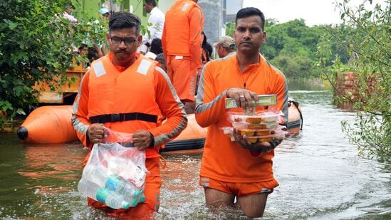 ತಗ್ಗು ಪ್ರದೇಶಗಲ್ಲಿ ನೀರು ತುಂಬಿದ್ದ ಪರಿಣಾಮ ಜನ ಮನೆಯಿಂದ ಹೊರಬರಲಾಗದೆ ಪರದಾಡಿದ್ದಾರೆ. ಸಂಕಷ್ಟದಲ್ಲಿದ್ದ ಜನರಿಗೆ ಎನ್‌ಡಿಆರ್‌ಎಫ್ ತಂಡಗಳು ನೀರು, &nbsp;ಆಹಾರವನ್ನು ಪೂರೈಸಿವೆ.