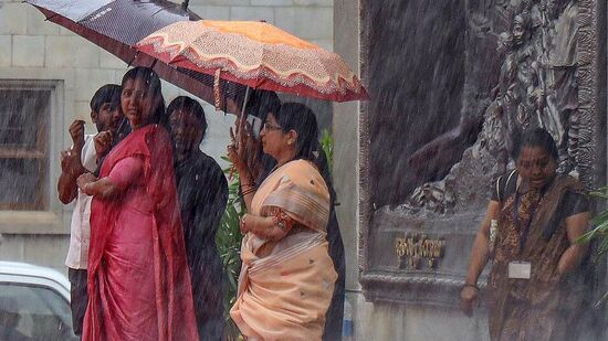 ಕಳೆದ ಕೆಲವು ದಿನಗಳಿಂದ ಎಡೆಬಿಡದೆ ಸುರಿಯುತ್ತಿರುವ ಮಳೆಯಿಂದ ಉತ್ತರ ಭಾರತ ಹಾಗೂ ದಕ್ಷಿಣ ರಾಜ್ಯಗಳಲ್ಲಿ ಹೆಚ್ಚಿನ ಹಾನಿಯುಂಟಾಗಿದೆ.&nbsp;