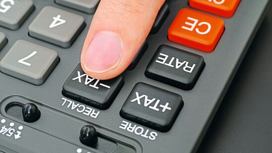 ಹೆಂಡತಿ ಅಥವಾ ಮಗುವಿನ ಹೆಸರಿನ ಹೂಡಿಕೆ: 18 ವರ್ಷಕ್ಕಿಂತ ಕಡಿಮೆ ವಯಸ್ಸಿನ ಮಗುವಿನ ಹೆಸರಿನ ಹೂಡಿಕೆಯ ಹೊಣೆಗಾರಿಕೆ ಹೆತ್ತವರಿಗೆ ಬರುತ್ತದೆ. ಇದೇ ರೀತಿ, ಸಂಗಾತಿಗೆ ಹಣ ಉಡುಗೊರೆ ನೀಡಿರುವುದರಿಂದ ಬಂದಿರುವ ಆದಾಯವೂ ನಿಮ್ಮ ಲೆಕ್ಕಕ್ಕೆ ಬರುತ್ತದೆ.&nbsp;&nbsp;