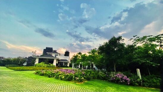 1. ಎಂಎಸ್​ ಧೋನಿ: ಮಾಹಿ ಅವರ ಮನೆ ಭವ್ಯ ಬಂಗಲೆ. ಇದು ರಾಂಚಿಯಲ್ಲಿರುವ ಅವರ 7 ಎಕರೆ ತೋಟದ ಮನೆಯಲ್ಲಿದೆ. ಈ ಐಷಾರಾಮಿಯ ಮನೆಯ ಮೌಲ್ಯವು 100 ಕೋಟಿ ಎಂದು ಅಂದಾಜು ಮಾಡಲಾಗಿದೆ. ಈ ಬಂಗಲೆಯಲ್ಲಿ ಈಜುಕೊಳ, ಉದ್ಯಾನ, ಒಳ ಕ್ರೀಡಾಂಗಣ, ಜಿಮ್ನಾಷಿಯಂ, ಮನೆಯ ಒಳಗೆ ಹಸಿರು ಥೀಮ್ ಫಾರ್ಕ್, ಕಾರು-ಬೈಕ್ ನಿಲ್ಲಿಸಲು ವಿಶಾಲವಾದ ಪಾರ್ಕಿಂಗ್ ವ್ಯವಸ್ಥೆ.. ಸೇರಿದಂತೆ ಹಲವು ವಿಶೇಷತೆಗಳವೆ. ಭಿನ್ನ, ವೈವಿದ್ಯಮಯವಾಗಿರುವ ಈ ಮನೆಗೆ ಕೈಲಾಸಪತಿ ಎಂದು ಹೆಸರಿಡಲಾಗಿದೆ.