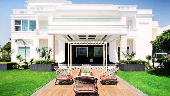 7. ಸುರೇಶ್ ರೈನಾ: ಘಾಜಿಯಾಬಾದ್​ನ ರಾಜ್​ ನಗರದಲ್ಲಿರುವ ಅರಮನೆಗೆ ಹೋಲುವ ಭವ್ಯ ಬಂಗಲೆ ಹೊಂದಿರುವ ಸುರೇಶ್ ರೈನಾ, ಭಿನ್ನ, ವಿಭಿನ್ನವಾಗಿ ಕಟ್ಟಿಸಿದ್ದಾರೆ. ಈ ಐಷಾರಾಮಿ ಕಟ್ಟಡ 18 ಕೋಟಿ ವೆಚ್ಚದ್ದು. ಮನೆಯ ಹೊರ ಭಾಗದಲ್ಲಿ ಹಚ್ಚ ಹರಿಸಿನಿಂದ ಕೂಡಿದೆ. ಎಲ್ಲವೂ ಅತ್ಯಾಧುನಿಕ ಉಪಕರಣಗಳನ್ನು ಹೊಂದಿರುವ ಈ ಮನೆಯು ಕಾಟೇಜ್​ ತರಹದ್ದು ಆಗಿದೆ.