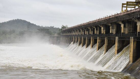 ಶಿವಮೊಗ್ಗ ಸಮೀಪದ ತುಂಗಾ ಜಲಾಶಯದಿಂದ ನೀರು ಹೊರ ಬಿಡುತ್ತಿರುವುದರಿಂದ ಹಾಲ್ಮೊರೆಯಂತೆ ನೀರು ಉಕ್ಕುತ್ತಿದೆ.&nbsp;