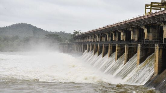 ಮಲೆನಾಡ ಮಳೆ ಕಾರಣಕ್ಕೆ ತುಂಬಿರುವ ತುಂಗಾ ಜಲಾಶಯದಿಂದ ಶುಕ್ರವಾರ ಸಂಜೆಯೂ ಭಾರೀ ಪ್ರಮಾಣದ ನೀರು ಹೊರಬಿಡಲಾಯಿತು.