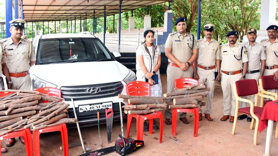 ಬೀದರ್‌ನಲ್ಲಿ ಶ್ರೀಗಂಧ ಕಳ್ಳತನ ಮಾಡಿದ್ದ ಅಪರಾಧಿಗಳನ್ನು ಬಂಧಿಸಿ ವಾಹನ, ಶ್ರೀಗಂಧವನ್ನು ಪೊಲೀಸ್‌ ಹಾಗೂ ಅರಣ್ಯ ಇಲಾಖೆಯವರು ವಶಪಡಿಸಿಕೊಂಡಿದ್ದಾರೆ.