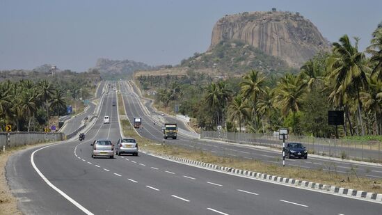 ಬೆಂಗಳೂರು ಮೈಸೂರು ಎಕ್ಸ್‌ಪ್ರೆಸ್‌ ವೇ ನಲ್ಲಿ ̧ದ್ವಿಚಕ್ರ, ತ್ರಿಚಕ್ರ ವಾಹನ ಸಂಚಾರ ತಪಾಸಣೆ ಕಟ್ಟು ನಿಟ್ಟಾಗಿ ನಡೆಯುತ್ತಿದೆ. 