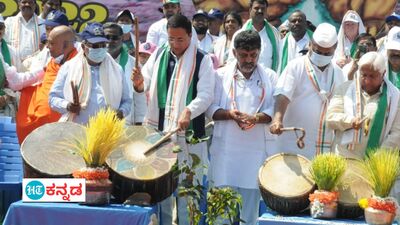 ಮೇಕೆದಾಟು ಪಾದಯಾತ್ರೆಯಲ್ಲಿ ಸಿದ್ದರಾಮಯ್ಯ, ರಣದೀಪ್ ಸಿಂಗ್ ಸುರ್ಜೇವಾಲ ಮತ್ತು ಡಿಕೆ ಶಿವಕುಮಾರ್ (ಸಂಗ್ರಹ ಚಿತ್ರ) ಮೇಕೆದಾಟು ಪಾದಯಾತ್ರೆಯಲ್ಲಿ ಸಿದ್ದರಾಮಯ್ಯ, ರಣದೀಪ್ ಸಿಂಗ್ ಸುರ್ಜೇವಾಲ ಮತ್ತು ಡಿಕೆ ಶಿವಕುಮಾರ್ (ಸಂಗ್ರಹ ಚಿತ್ರ)