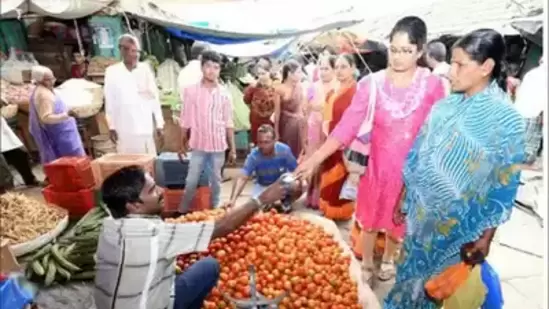 ಟೊಮೆಟೋ ಇಲ್ಲದೇ ಅಡುಗೆಯಿಲ್ಲ. ಖರೀದಿ ಮಾಡದೇ ವಿಧಿಯಿಲ್ಲ ಎನ್ನುವ ಭಾವನೆಯ ನಡುವೆ ದರ ಇಳಿಕೆ ಖುಷಿಯಲ್ಲಿ ಖರೀದಿಗೆ ಮುಂದಾದ ಮೈಸೂರು ಗ್ರಾಹಕರು <p>ಟೊಮೆಟೋ ಇಲ್ಲದೇ ಅಡುಗೆಯಿಲ್ಲ. ಖರೀದಿ ಮಾಡದೇ ವಿಧಿಯಿಲ್ಲ ಎನ್ನುವ ಭಾವನೆಯ ನಡುವೆ ದರ ಇಳಿಕೆ ಖುಷಿಯಲ್ಲಿ ಖರೀದಿಗೆ ಮುಂದಾದ ಮೈಸೂರು ಗ್ರಾಹಕರು</p>