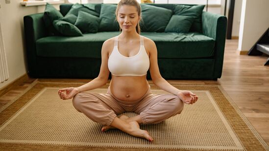 2. ನಿಯಮಿತ ವ್ಯಾಯಾಮ: ನಿಯಮಿತ ವ್ಯಾಯಾಮದಲ್ಲಿ ತೊಡಗಿಸಿಕೊಳ್ಳುವುದರಿಂದ ಗರ್ಭಾವಸ್ಥೆಯಲ್ಲಿ ಹಲವಾರು ಪ್ರಯೋಜನಗಳನ್ನು ಪಡೆಯಬಹುದು. ಇದು ಅಸ್ವಸ್ಥತೆಯನ್ನು ನಿವಾರಿಸಲು, ರಕ್ತ ಪರಿಚಲನೆ ಸುಧಾರಿಸಲು, ನಿಮ್ಮ ಮನಸ್ಥಿತಿಯನ್ನು ಶಾಂತಗೊಳಿಸಲು ಮತ್ತು ಆರೋಗ್ಯಕರ ತೂಕ ನಿರ್ವಹಣೆಯನ್ನು ಉತ್ತೇಜಿಸಲು ಸಹಾಯ ಮಾಡುತ್ತದೆ. ಪ್ರಸವಪೂರ್ವ ಯೋಗ, ನಡಿಗೆ ಅಥವಾ ಸೌಮ್ಯವಾದ ವ್ಯಾಯಾಮ ಚಟುವಟಿಕೆಗಳನ್ನು ಆಯ್ಕೆಮಾಡಿ. ಯಾವುದೇ ವ್ಯಾಯಾಮವನ್ನು ಪ್ರಾರಂಭಿಸುವ ಮೊದಲು ವೈದ್ಯರನ್ನು ಸಂಪರ್ಕಿಸಿ. ನಿಮ್ಮ ಸುರಕ್ಷತೆ ಮತ್ತು ನಿಮ್ಮ ಮಗುವಿನ ಸುರಕ್ಷತೆಯನ್ನು ಖಚಿತಪಡಿಸಿಕೊಳ್ಳಲು ಅವರ ಶಿಫಾರಸುಗಳನ್ನು ಅನುಸರಿಸಿ.