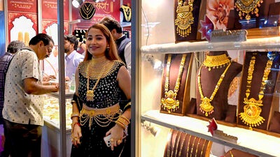 Gold Rate Today: ಇಂದು ಚಿನ್ನದ ದರ ಇಳಿಕೆ, ಬೆಳ್ಳಿ ದರ ತಟಸ್ಥ Gold Rate Today: ಇಂದು ಚಿನ್ನದ ದರ ಇಳಿಕೆ, ಬೆಳ್ಳಿ ದರ ತಟಸ್ಥ