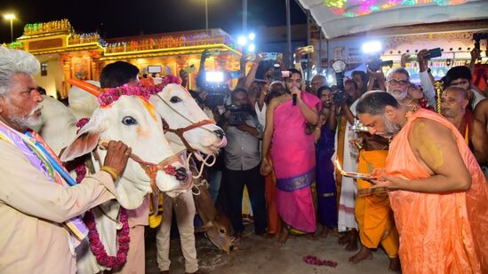 ರಾಯರ ಆರಾಧನಾ ಮಹೋತ್ಸವ ನಿಮಿತ್ತ ಮೊದಲ ದಿನ ಗೋಪೂಜೆ ಮಾಡಿ, ಆರತಿ ಬೆಳಗಿದ ಶ್ರೀ ಸುಬುಧೇಂದ್ರ ತೀರ್ಥರು.&nbsp;