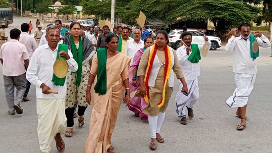 ಕಾವೇರಿ ನೀರು ಹರಿಸುವುದನ್ನು ವಿರೋಧಿಸಿ ಶ್ರೀರಂಗಪಟ್ಟಣದಲ್ಲಿ ರೈತಸಂಘದವರು ಜಾಗಟೆ ಬಾರಿಸಿ ಪ್ರತಿಭಟನೆ ನಡೆಸಿದರು.&nbsp;