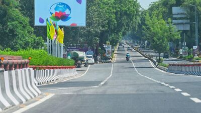 Sardar Patel Marg deserted due to restrictions ov vehicular movement &nbsp;in view of G20 Summit. (HT Photo)