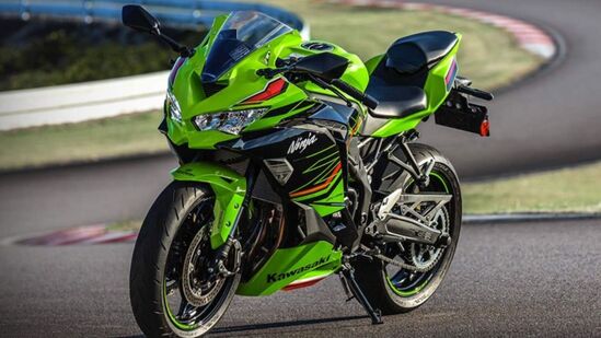 ಕವಾಸಕಿ ನಿಂಜಾ ಜೆಡ್‌ಎಕ್ಸ್‌-4ಆರ್ ದರ ನಿರೀಕ್ಷೆ (Kawasaki Ninja ZX-4R: Price expectations): ಜೆಡ್‌ಎಕ್ಸ್‌-4ಆರ್ ಇತರ 400ಸಿಸಿ ಮೋಟಾರ್‌ಸೈಕಲ್‌ಗಳಿಗಿಂತ ಹೆಚ್ಚು ದುಬಾರಿಯಾಗಿರಲಿದೆ ಎಂದು ನಿರೀಕ್ಷಿಸಲಾಗಿದೆ. ಆದರೆ ಇದು ಭಾರತೀಯ ಮಾರುಕಟ್ಟೆಯಲ್ಲಿ ಕೈಗೆಟುಕುವ ದರದ ನಾಲ್ಕು ಸಿಲಿಂಡರ್ ಮೋಟಾರ್‌ಸೈಕಲ್ ಆಗಿರುತ್ತದೆ. 7 ಲಕ್ಷ ರೂಪಾಯಿಯಿಂದ 8 ಲಕ್ಷ ರೂಪಾಯಿಗಳ (ಎಕ್ಸ್ ಶೋರೂಂ) ನಡುವೆ ಭಾರೀ ಪ್ರೀಮಿಯಂ ದರ ಇರಬಹುದು. ಇದು ಪೂರ್ಣ ಪ್ರಮಾಣದಲ್ಲಿ ನಿರ್ಮಾಣವಾಗಿಯೇ ಭಾರತದ ಮಾರುಕಟ್ಟೆಗೆ ಬರುವ ಸಾಧ್ಯತೆ ಇದೆ.