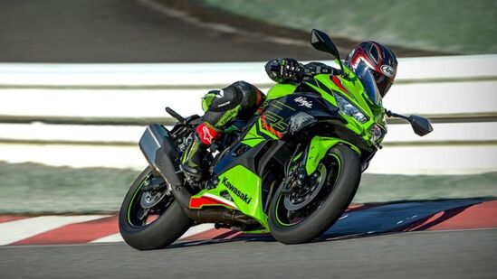 ಕವಾಸಕಿ ನಿಂಜಾ ಜೆಡ್‌ಎಕ್ಸ್‌-4ಆರ್ ಫೀಚರ್ಸ್ (Kawasaki Ninja ZX-4R: Features): ಕವಾಸಕಿ ಜೆಡ್‌ಎಕ್ಸ್‌-4ಆರ್‌ ಸ್ಪೋರ್ಟ್, ರೋಡ್, ರೈನ್ ಮತ್ತು ರೈಡರ್ (ಕಸ್ಟಮೈಸ್) ನಾಲ್ಕು ರೈಡಿಂಗ್ ಮೋಡ್‌ಗಳನ್ನು ಹೊಂದಿರುತ್ತದೆ. ಇದನ್ನು 4.3-ಇಂಚಿನ ಟಿಎಫ್‌ಟಿ ಸ್ಕ್ರೀನ್‌ ಅನ್ನು ಬಳಸಿಕೊಂಡು ನಿಯಂತ್ರಿಸಬಹುದು, ಇದು ಟರ್ನ್-ಬೈ-ಟರ್ನ್ ನ್ಯಾವಿಗೇಷನ್ ಮತ್ತು ಅಧಿಸೂಚನೆ ನವೀಕರಣಗಳೊಂದಿಗೆ ಬ್ಲೂಟೂತ್ ಸಂಪರ್ಕವನ್ನು ಹೊಂದಿರಲಿದೆ. ಮೋಟಾರ್‌ ಸೈಕಲ್‌ ಎಲ್ಇಡಿ ಲೈಟಿಂಗ್ ಮತ್ತು ಇನ್ಸ್ಟ್ರುಮೆಂಟ್ ಕ್ಲಸ್ಟರ್ಗಾಗಿ ಮೀಸಲಾದ ಟ್ರ್ಯಾಕ್ ಮೋಡ್‌ ಜತೆಗೆ ಬರಲಿದೆ.