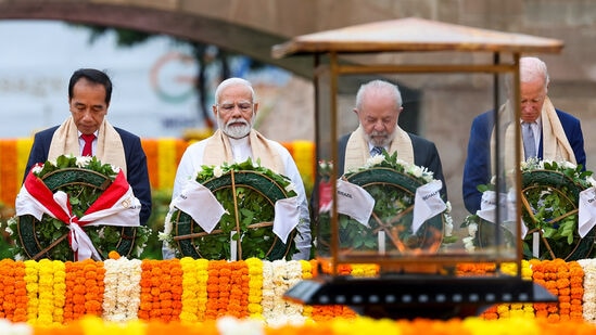 ಭಾರತದ ಪ್ರಧಾನಮಂತ್ರಿ ನರೇಂದ್ರ ಮೋದಿ, ಅಮೆರಿಕ ಅಧ್ಯಕ್ಷ ಜೋ ಬಿಡನ್, ಬ್ರೆಜಿಲ್ ಅಧ್ಯಕ್ಷ ಲೂಯಿಜ್ ಇನಾಸಿಯೊ ಲುಲಾ ಡಾ ಸಿಲ್ವಾ ಮತ್ತು ಇಂಡೋನೇಷ್ಯಾ ಅಧ್ಯಕ್ಷ ಜೋಕೊ ವಿಡೋಡೊ ಅವರು ಹೊಸ ಜಿ20 ಶೃಂಗಸಭೆಯ ಅಂತಿಮ ದಿನ ರಾಜ್‌ಘಾಟ್‌ನಲ್ಲಿ ಮಹಾತ್ಮ ಗಾಂಧಿ ಸಮಾಧಿಗೆ ಪುಷ್ಪ ನಮನ ಸಲ್ಲಿಸಿದ ಸಂದರ್ಭ.