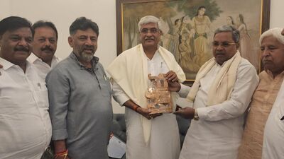 ಕೇಂದ್ರ ಜಲಶಕ್ತಿ ಸಚಿವ ಗಜೇಂದ್ರ ಸಿಂಗ್ ಶೇಖಾವತ್ ಅವರನ್ನು ಸಿಎಂ ಸಿದ್ದರಾಮಯ್ಯ, ಡಿಸಿಎಂ ಡಿಕೆ ಶಿವಕುಮಾರ್ ನೇತೃತ್ವದ ತಂಡ ಭೇಟಿ ಮಾಡಿ ಕಾವೇರಿ ನದಿ ನೀರು ಹಂಚಿಕೆ ವಿಚಾರ ಚರ್ಚಿಸಿತು. ಕೇಂದ್ರ ಜಲಶಕ್ತಿ ಸಚಿವ ಗಜೇಂದ್ರ ಸಿಂಗ್ ಶೇಖಾವತ್ ಅವರನ್ನು ಸಿಎಂ ಸಿದ್ದರಾಮಯ್ಯ, ಡಿಸಿಎಂ ಡಿಕೆ ಶಿವಕುಮಾರ್ ನೇತೃತ್ವದ ತಂಡ ಭೇಟಿ ಮಾಡಿ ಕಾವೇರಿ ನದಿ ನೀರು ಹಂಚಿಕೆ ವಿಚಾರ ಚರ್ಚಿಸಿತು.