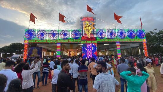 ಮಂಗಳೂರಿನ ಹಿಂದು ಯುವಸೇನೆ ವತಿಯಿಂದ ನಗರದ ಕೇಂದ್ರ ಮೈದಾನದಲ್ಲಿ ನಡೆಯುತ್ತಿರುವ ಮೂವತ್ತನೇ ವರ್ಷದ ಗಣೇಶೋತ್ಸವದಲ್ಲಿ ಭಕ್ತರು ಅಪಾರ ಸಂಖ್ಯೆಯಲ್ಲಿ ಆಗಮಿಸಿದರು.