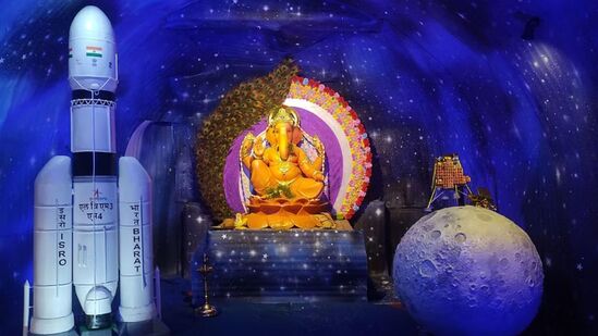 ಉತ್ತರ ಕನ್ನಡ ಜಿಲ್ಲೆ ಗೋಕರ್ಣದ ರಥಬೀದಿಯ ಗಣಪತಿ ದೇಗುಲದಲ್ಲಿ ಯಂಗ್ ಸ್ಟಾರ್ ಕ್ಲಬ್ ನವರು ಸ್ಥಾಪಿಸಿರುವ ಚಂದ್ರಯಾನದ ಗಣೇಶ ಗಮನ ಸೆಳೆಯುತ್ತಿದೆ. <p>ಉತ್ತರ ಕನ್ನಡ ಜಿಲ್ಲೆ ಗೋಕರ್ಣದ ರಥಬೀದಿಯ ಗಣಪತಿ ದೇಗುಲದಲ್ಲಿ ಯಂಗ್ ಸ್ಟಾರ್ ಕ್ಲಬ್ ನವರು ಸ್ಥಾಪಿಸಿರುವ ಚಂದ್ರಯಾನದ ಗಣೇಶ ಗಮನ ಸೆಳೆಯುತ್ತಿದೆ.<br> </p>