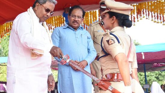 ಮೈಸೂರಿನ ಕರ್ನಾಟಕ ಪೊಲೀಸ್ ಅಕಾಡೆಮಿಯಲ್ಲಿ ತರಬೇತಿ ಮುಗಿಸಿ ಸೇವೆಗೆ ಅಣಿಯಾದ ಡಿವೈಎಸ್ಪಿಗಳಿಗೆ ಶುಭ ಕೋರಿದ ಸಿಎಂ ಸಿದ್ದರಾಮಯ್ಯ, ಗೃಹ ಸಚಿವ ಡಾ.ಪರಮೇಶ್ವರ್. <p>ಮೈಸೂರಿನ ಕರ್ನಾಟಕ ಪೊಲೀಸ್ ಅಕಾಡೆಮಿಯಲ್ಲಿ ತರಬೇತಿ ಮುಗಿಸಿ ಸೇವೆಗೆ ಅಣಿಯಾದ ಡಿವೈಎಸ್ಪಿಗಳಿಗೆ ಶುಭ ಕೋರಿದ ಸಿಎಂ ಸಿದ್ದರಾಮಯ್ಯ, ಗೃಹ ಸಚಿವ ಡಾ.ಪರಮೇಶ್ವರ್.</p>