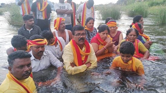 ರಾಮನಗರದಲ್ಲಿ ಕರ್ನಾಟಕ ಜನಪರ ವೇದಿಕೆ ಕಾರ್ಯಕರ್ತರು ಅಧ್ಯಕ್ಷ ರಮೇಶ್ ಗೌಡ ನೇತೃತ್ವದಲ್ಲಿ ನೀರಿನಲ್ಲಿ ಮುಳುಗಿ ಪ್ರತಿಭಟನೆ ನಡೆಸಿದರು. <p>ರಾಮನಗರದಲ್ಲಿ ಕರ್ನಾಟಕ ಜನಪರ ವೇದಿಕೆ ಕಾರ್ಯಕರ್ತರು ಅಧ್ಯಕ್ಷ ರಮೇಶ್ ಗೌಡ ನೇತೃತ್ವದಲ್ಲಿ ನೀರಿನಲ್ಲಿ ಮುಳುಗಿ ಪ್ರತಿಭಟನೆ ನಡೆಸಿದರು.</p>