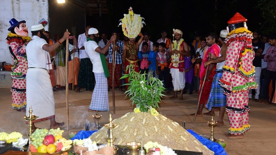 ತುಳುನಾಡಿನ ಪುರುಷ ಕುಣಿತದ ಸಾಂದರ್ಭಿಕ ಚಿತ್ರ 