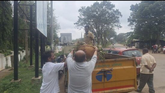 ಹಾವೇರಿ ಜಿಲ್ಲೆ ಹಿರೇಕೆರೂರು ಪಟ್ಟಣದಲ್ಲಿ ಖುದ್ದು ಶಾಸಕ ಯು.ಬಿ.ಬಣಕಾರ್‌ ಸ್ವಚ್ಛಗೊಳಿಸುವ ಜತೆಗೆ ಕಸವನ್ನು ಗಾಡಿಗೆ ತುಂಬಿದರು.