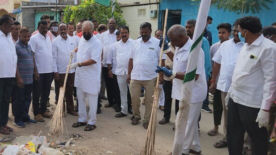 ರಾಯಚೂರು ನಗರದ ಹಲವು ಬಡಾವಣೆಗಳಲ್ಲಿ ಸುತ್ತು ಹಾಕಿ ಸ್ವಚ್ಛತಾ ಅಭಿಯಾನಕ್ಕೆ ಸಚಿವ ಎನ್‌.ಎಸ್‌.ಬೋಸರಾಜು ಚಾಲನೆ ನೀಡಿದರು.