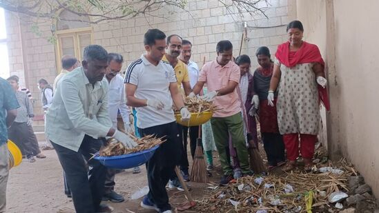 ಮಂಡ್ಯದ ಜಿಲ್ಲಾಧಿಕಾರಿ ಕಚೇರಿ ಆವರಣದಲ್ಲಿ ನಡೆದ ಸ್ವಚ್ಛತಾ ಅಭಿಯಾನಕ್ಕೆ ಮಂಡ್ಯ ಜಿಲ್ಲಾಧಿಕಾರಿ ಕುಮಾರ, ಎಸ್ಪಿ ಯತೀಶ್‌, ಹೆಚ್ಚುವರಿ ಡಿಸಿ ಡಾ.ನಾಗರಾಜ್‌ ಮತ್ತಿತರರು ಭಾಗಿಯಾದರು.