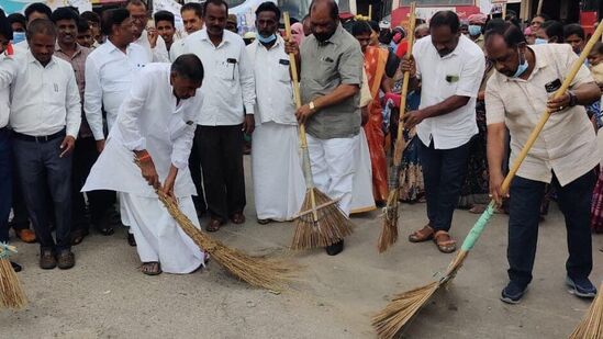 ರಾಯಚೂರು ಜಿಲ್ಲೆ ಮಾನ್ವಿ ಬಸ್‌ ನಿಲ್ದಾಣದಲ್ಲಿ ಶಾಸಕ ಹಂಪಯ್ಯ ನಾಯಕ ಬಲ್ಲಟಗಿ ನೇತೃತ್ವದಲ್ಲಿ ಸ್ವಚ್ಛತಾ ಚಟುವಟಿಕೆಗಳು ನಡೆದವು.