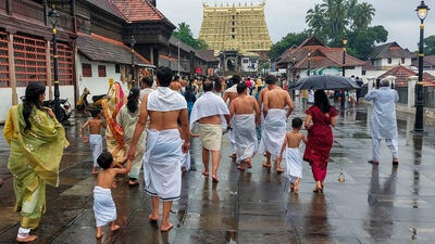 ಮಳೆಯ ನಡುವೆಯೇ ತಿರುವನಂತಪುರಂನಲ್ಲಿ ಶ್ರೀ ಪದ್ಮನಾಭಸ್ವಾಮಿ ದೇವಸ್ಥಾನದತ್ತ ತೆರಳಿದ ಭಕ್ತರು. ಮಳೆಯ ನಡುವೆಯೇ ತಿರುವನಂತಪುರಂನಲ್ಲಿ ಶ್ರೀ ಪದ್ಮನಾಭಸ್ವಾಮಿ ದೇವಸ್ಥಾನದತ್ತ ತೆರಳಿದ ಭಕ್ತರು.