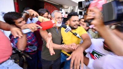ನ್ಯೂಸ್ಕ್ಲಿಕ್ ಪ್ರಧಾನ ಸಂಪಾದಕ ಪ್ರಬೀರ್ ಪುರ್ಕಾಯಸ್ಥ ಅವರನ್ನು ದೆಹಲಿ ಪೊಲೀಸರು ಸಾಕೇತ್ನಲ್ಲಿರುವ ಅವರ ಕಚೇರಿಯಿಂದ ಕರೆದೊಯ್ಯುತ್ತಿದ್ದ ಸನ್ನಿವೇಶ. ನ್ಯೂಸ್ಕ್ಲಿಕ್ ಪ್ರಧಾನ ಸಂಪಾದಕ ಪ್ರಬೀರ್ ಪುರ್ಕಾಯಸ್ಥ ಅವರನ್ನು ದೆಹಲಿ ಪೊಲೀಸರು ಸಾಕೇತ್ನಲ್ಲಿರುವ ಅವರ ಕಚೇರಿಯಿಂದ ಕರೆದೊಯ್ಯುತ್ತಿದ್ದ ಸನ್ನಿವೇಶ.