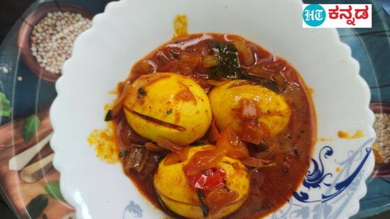 Egg Curry Recipe in Kannada: ಮೊಟ್ಟೆ ಗ್ರೇವಿ ಮಾಡಲು ಬೇಕಾದ ಸಾಮಾಗ್ರಿಗಳು: ಮೊಟ್ಟೆ ತಿನ್ನಲು ಎಷ್ಟು ಹೊಟ್ಟೆ ಇದೆ ಎಂದು ಲೆಕ್ಕಹಾಕಿಕೊಂಡು ಮೊಟ್ಟೆ ಬೇಯಿಸಿ. ಇಲ್ಲಿ ಎಂಟು ಮೊಟ್ಟೆಯನ್ನು ಬಳಸಲಾಗಿದೆ. ಮೂರು ಸಾಧಾರಣ ಗಾತ್ರದ ಈರುಳ್ಳಿ, ಮೂರು ಟೊಮೆಟೊವನ್ನು ಸಣ್ಣ ಗಾತ್ರದಲ್ಲಿ ಕತ್ತರಿಸಿ. ಮೂರು ಮೆಣಸಿನ ಕಾಯಿಯನ್ನು ಉದ್ದಗೆ ಕತ್ತರಿಸಿಡಿ. ಸ್ವಲ್ಪ ಕರಿಬೇವಿನ ಸೊಪ್ಪು, ಸ್ವಲ್ಪ ಕೊತ್ತಂಬರಿ ಸೊಪ್ಪು ಇರಲಿ.