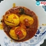 <p>Egg Curry Recipe in Kannada: ಮೊಟ್ಟೆ ಗ್ರೇವಿ ಮಾಡಲು ಬೇಕಾದ ಸಾಮಾಗ್ರಿಗಳು: ಮೊಟ್ಟೆ ತಿನ್ನಲು ಎಷ್ಟು ಹೊಟ್ಟೆ ಇದೆ ಎಂದು ಲೆಕ್ಕಹಾಕಿಕೊಂಡು ಮೊಟ್ಟೆ ಬೇಯಿಸಿ. ಇಲ್ಲಿ ಎಂಟು ಮೊಟ್ಟೆಯನ್ನು ಬಳಸಲಾಗಿದೆ. ಮೂರು ಸಾಧಾರಣ ಗಾತ್ರದ ಈರುಳ್ಳಿ, ಮೂರು ಟೊಮೆಟೊವನ್ನು ಸಣ್ಣ ಗಾತ್ರದಲ್ಲಿ ಕತ್ತರಿಸಿ. ಮೂರು ಮೆಣಸಿನ ಕಾಯಿಯನ್ನು ಉದ್ದಗೆ ಕತ್ತರಿಸಿಡಿ. ಸ್ವಲ್ಪ ಕರಿಬೇವಿನ ಸೊಪ್ಪು, ಸ್ವಲ್ಪ ಕೊತ್ತಂಬರಿ ಸೊಪ್ಪು ಇರಲಿ.</p>